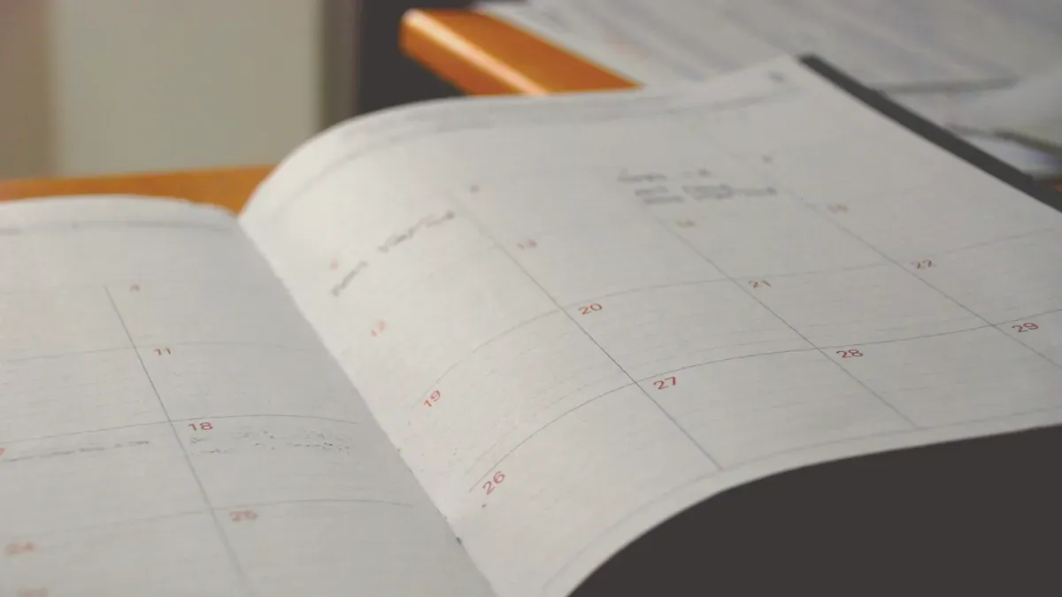 Uppslagen kalender på ett bord