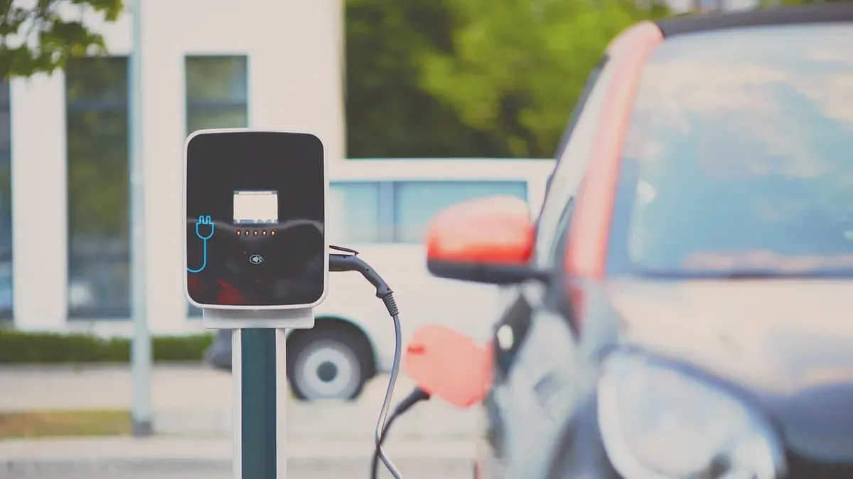 Laddstolpe med en bil parkerad intill